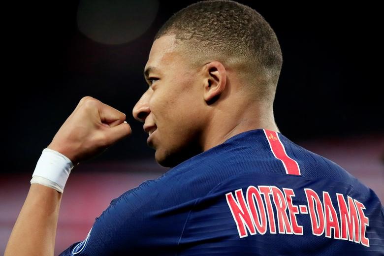 Sau rất nhiều chờ đợi, cuối cùng thì Paris Saint-Germain cũng chính thức đăng quang ngôi vô địch Ligue 1 ở vòng 33 với chiến thắng tưng bừng 3-1 trước đương kim á quân Monaco. Sao trẻ Kylian Mbappe tỏa sáng rực rỡ với một cú hat-trick vào lưới đội bóng cũ, và ngày vui của PSG cũng trọn vẹn hơn khi đón sự trở lại của tiền đạo ngôi sao Neymar sau ba tháng vắng mặt vì chấn thương.