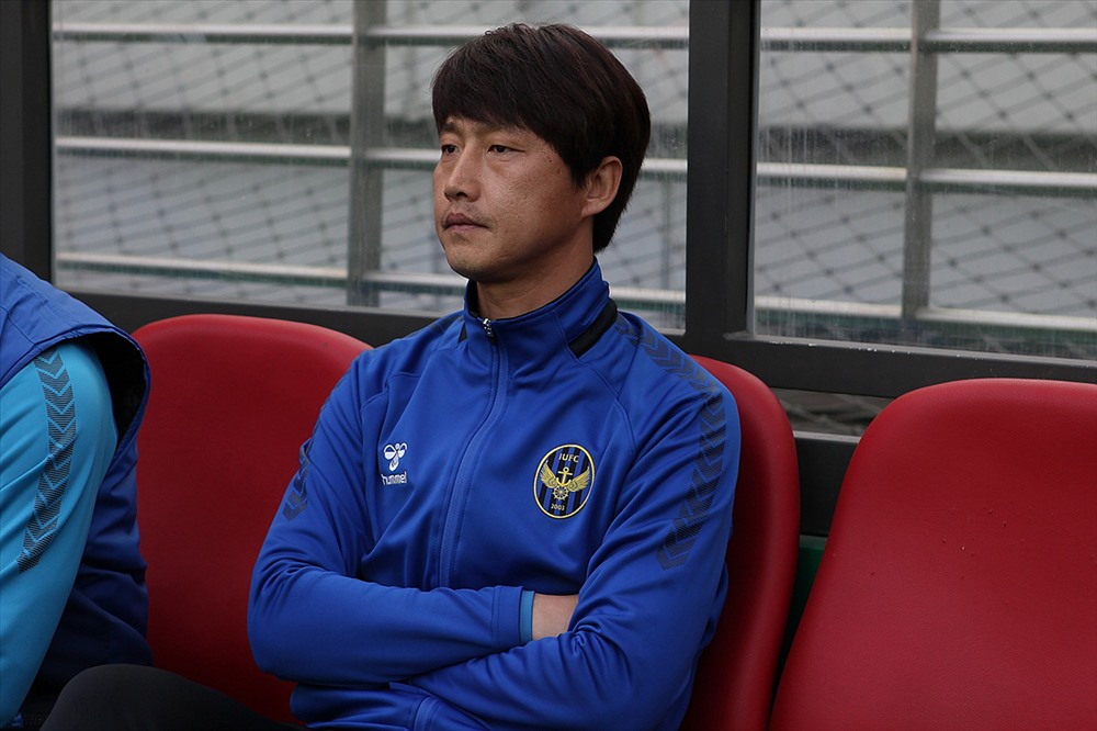HLV tạm quyền Lim Jung Jong thẳng tay loại Công Phượng trong trận đấu ở vòng 9 của Incheon United.