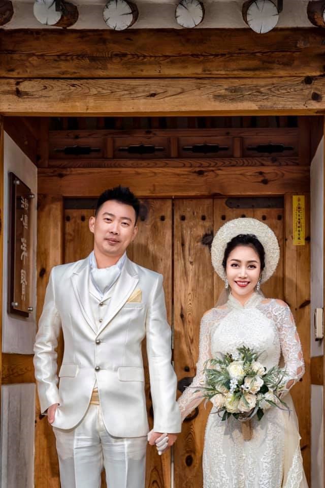 Mới đây, MC Ốc Thanh Vân đã khoe bộ ảnh cưới chụp tại Hàn Quốc. Đây là bộ ảnh kỉ niệm 20 năm yêu nhau và 11 năm ngày cưới của hai vợ chồng. 
