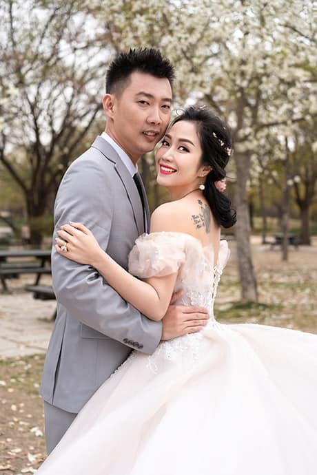 Chia sẻ về bộ ảnh ngọt ngào, Ốc Thanh Vân cho biết bộ váy cưới này cũng là bộ cô mặc trong lễ cưới 11 năm trước. 