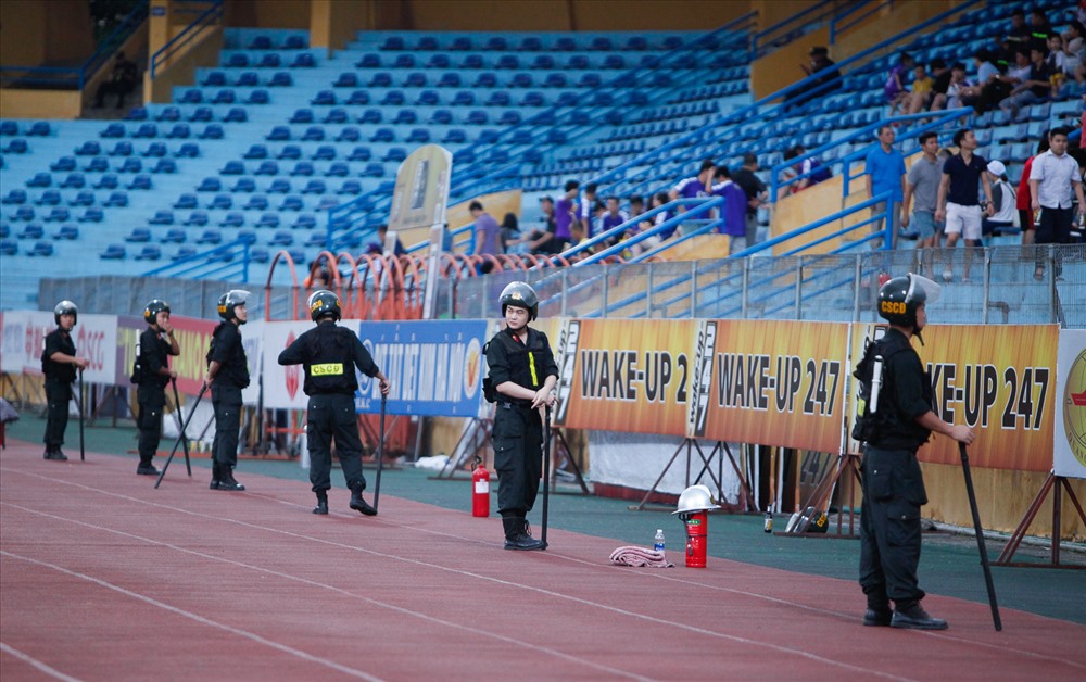Trước khi trận đấu này diễn ra, CLB Hà Nội đã bị Ban kỷ luật VFF phạt 70 triệu đồng và thi đấu trên sân không khán giả. Tuy nhiên, đội bóng thủ đô đã khiếu nại thành công và sân Hàng Đẫy vẫn mở cửa đón khán giả. 