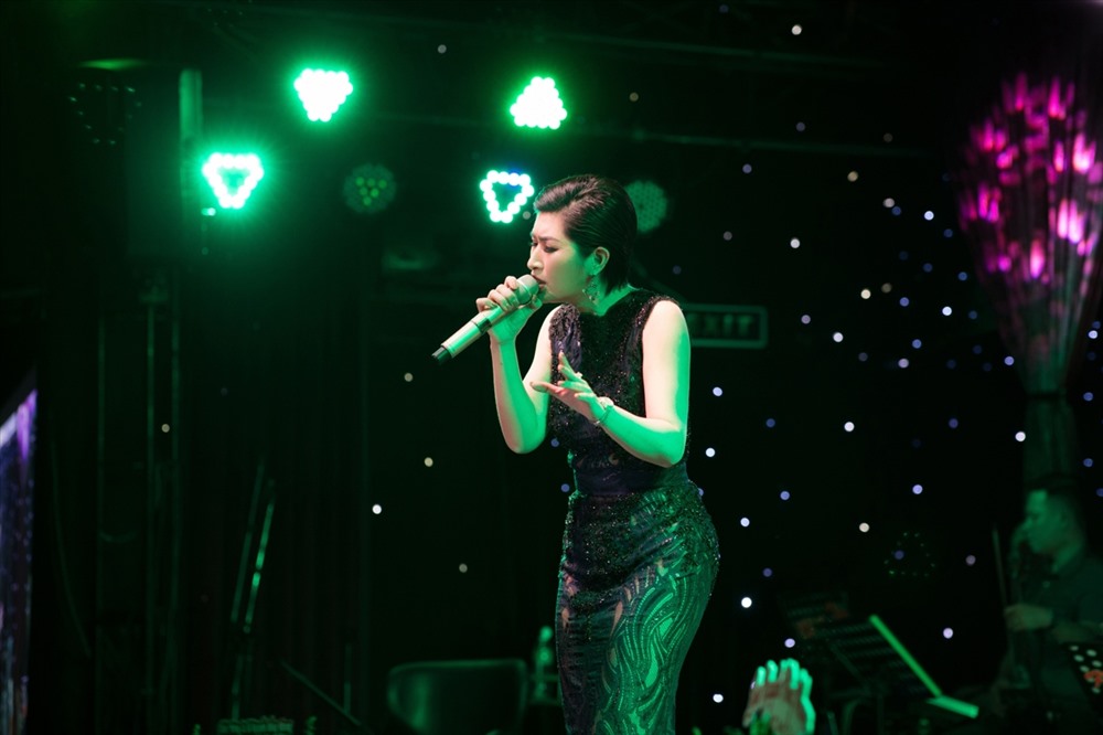 Bên cạnh đó, Nguyễn Hồng Nhung cũng thăng hoa với những ca khúc vừa được ra mắt trong Album Love Song mang tên Mộc. Đây là một sản phẩm tâm huyết của Nguyễn Hồng Nhung vừa là những khúc tình ca, tự sự vừa là cách mà cô kể về cuộc sống thăng trầm của mình.