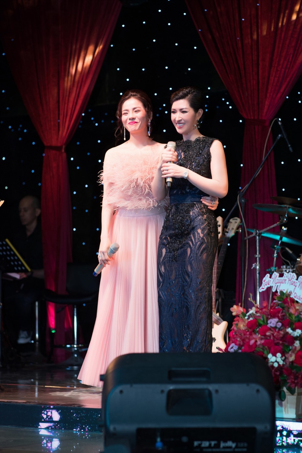Đây là đêm nhạc đặc biệt của Nguyễn Hồng Nhung dành tặng cho khán giả Sài Gòn trước nhiều lời đề nghị và ủng hộ từ khán giả, trong đó phải kể đến cô bạn thân là nữ ca sĩ Lệ Quyên.