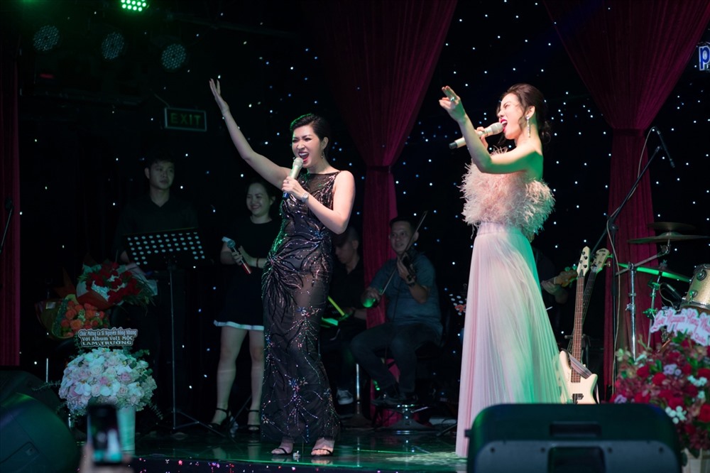 Trong đêm nhạc riêng của Nguyễn Hồng Nhung tại phòng trà Không Tên, Nguyễn Hồng Nhung và Lệ Quyên song ca ca khúc “Thuyền tình trên sóng” và “Bang Bang“. Cả hai nhận được nhiều tình cảm từ khán giả tại đây. 