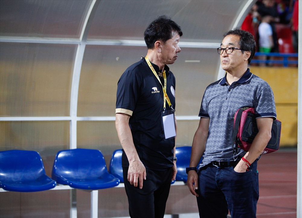 Sau trận đấu, HLV Chung Hae-seong và ông Lee Young-jin gặp gỡ và hỏi thăm nhau trong tư cách là những người đồng hương cùng đến Việt Nam làm bóng đá. 