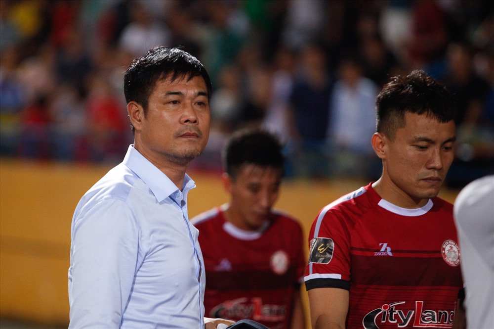 Chủ tịch Nguyễn Hữu Thắng cũng xuống tận sân để động viên các cầu thủ và ban huấn luyện TPHCM sau trận thua đầu tiên. Ảnh: Hoài Đan