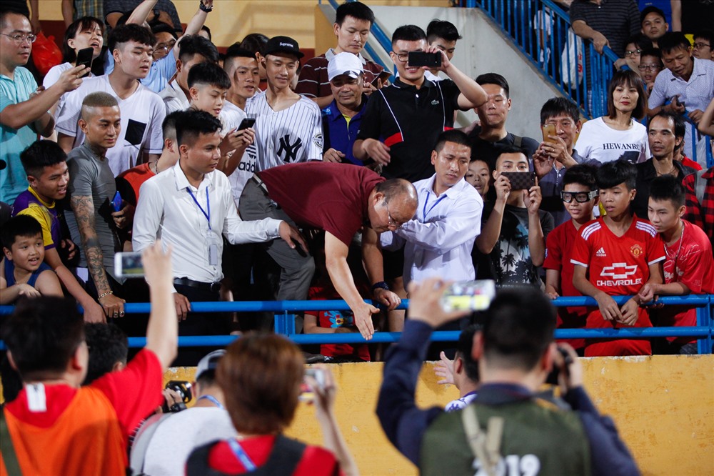 HLV Park Hang-seo bị khán giả vây kín nên không thể xuống sân. Ông chỉ có thể chào và bắt tay các học trò của mình từ trên khán đài. 