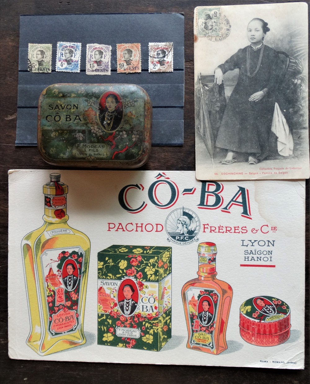 Chiếc hộp đựng xà bông Cô Ba cùng tờ quảng cáo của thương hiệu nổi tiếng một thời. Sản phẩm này ra đời từ thời Pháp thuộc, góp phần cạnh tranh với các mặt hàng ngoại nhập lúc ấy. Sau năm 1954, loại xà bông này chiếm thị phần rất lớn ở miền Nam.