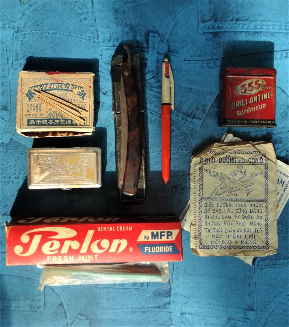Kem đánh răng Perlon, giấy Dương hiệu con Ó (dùng để tẩy vết bẩn quần áo), bột ngọt Vị Hương, Wax vuốt tóc 555, bút bi Big,... là những nhãn hiệu vật dụng sinh hoạt quen thuộc của người Sài Gòn trước đây. 