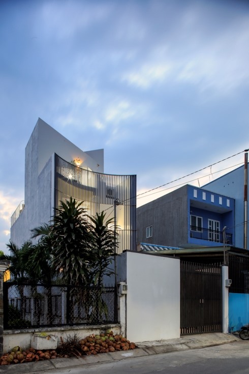 Căn nhà tọa lạc tại ngoại ô thành phố Hồ Chí Minh, được xây dựng với 3 tiêu chí cơ bản là rộng rãi, thoáng đãng và an toàn.  