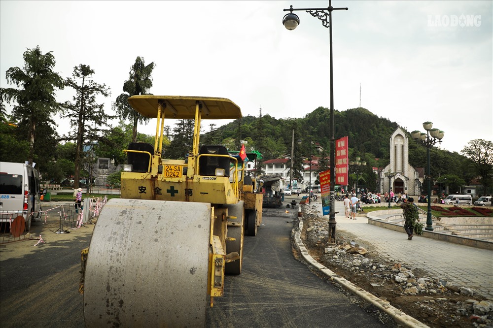 Những cung đường nơi trung tâm thị trấn Sa Pa vẫn ngổn ngang vật liệu, máy xúc, xe tải rầm rập thi công suốt cả ngày.  