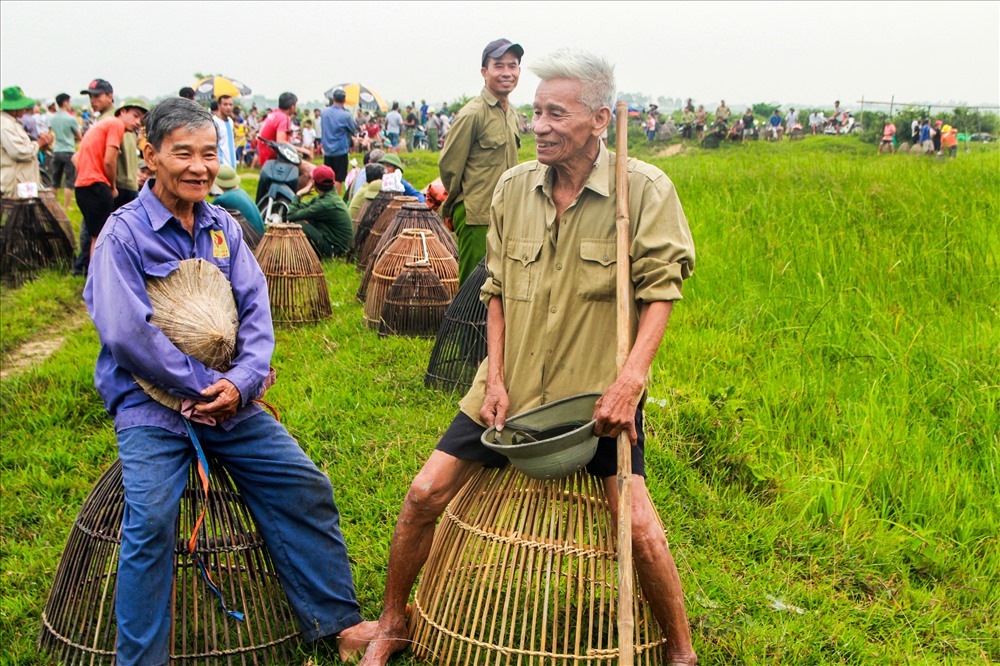 Ai nấy đều mang trong mình tâm thế vui tươi, phấn khởi, mong bắt được nhiều cá để đem lại sự may mắn cho gia đình và cộng đồng