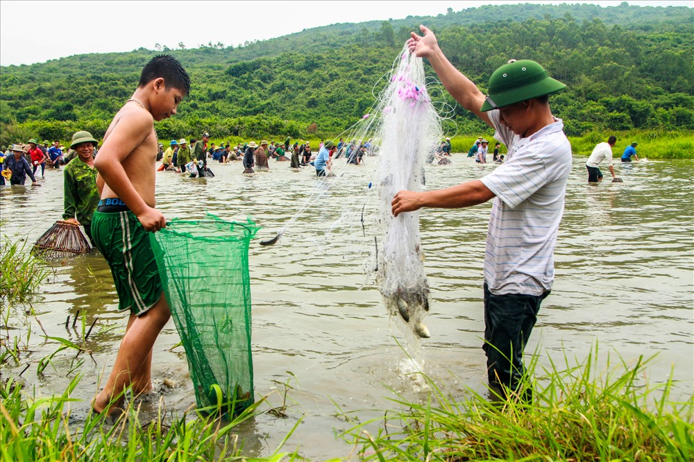 Theo quan niệm của người dân địa phương, tại lễ hội nếu người nào bắt được con cá nào to hoặc bắt được nhiều cá sẽ gặp nhiều điều may mắn, mùa màng bội thu, gia đình no ấm sung túc trong suốt năm ấy.