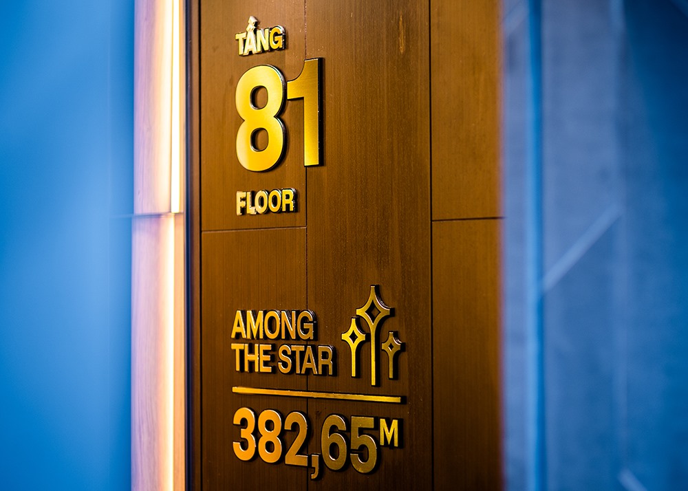 Tầng 81 có độ cao 382,65m tính từ mặt đất, đi thang máy sức chứa 15 người mất 37 giây.