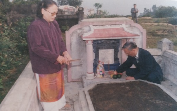 Đại tướng Lê Đức Anh và em gái Lê Thị Xoan trước mộ mẹ tại Bàn Môn, xã Lộc An vào năm 2002. 