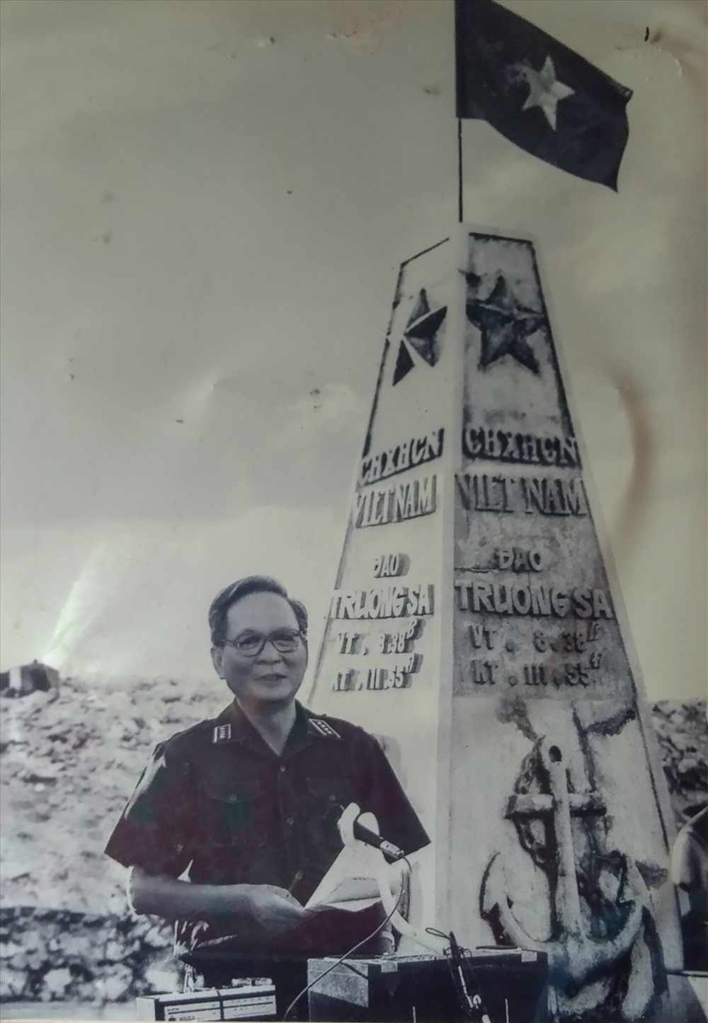 Đại tướng Lê Đức Anh tại đảo Trường Sa lớn (quần đảo Trường Sa) ngày 7-5-1988 dịp kỷ niệm 33 năm ngày thành lập Hải quân nhân dân Việt Nam. Ảnh: ST.