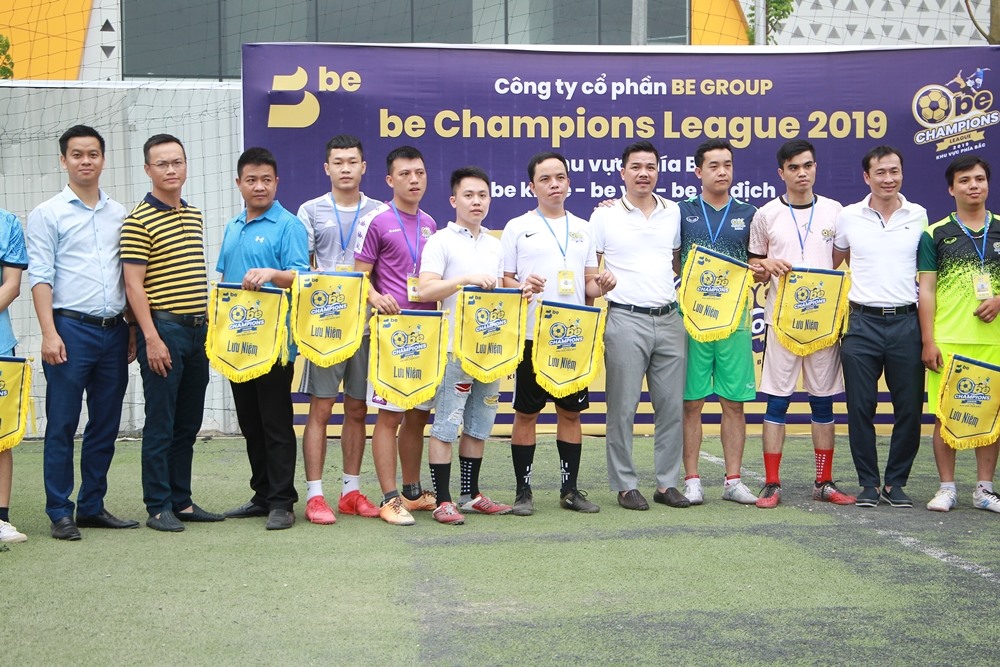 Các cựu tuyển thủ Đặng Phương Nam, Phạm Như Thuần chụp ảnh cùng đại diện các đội và BTC.