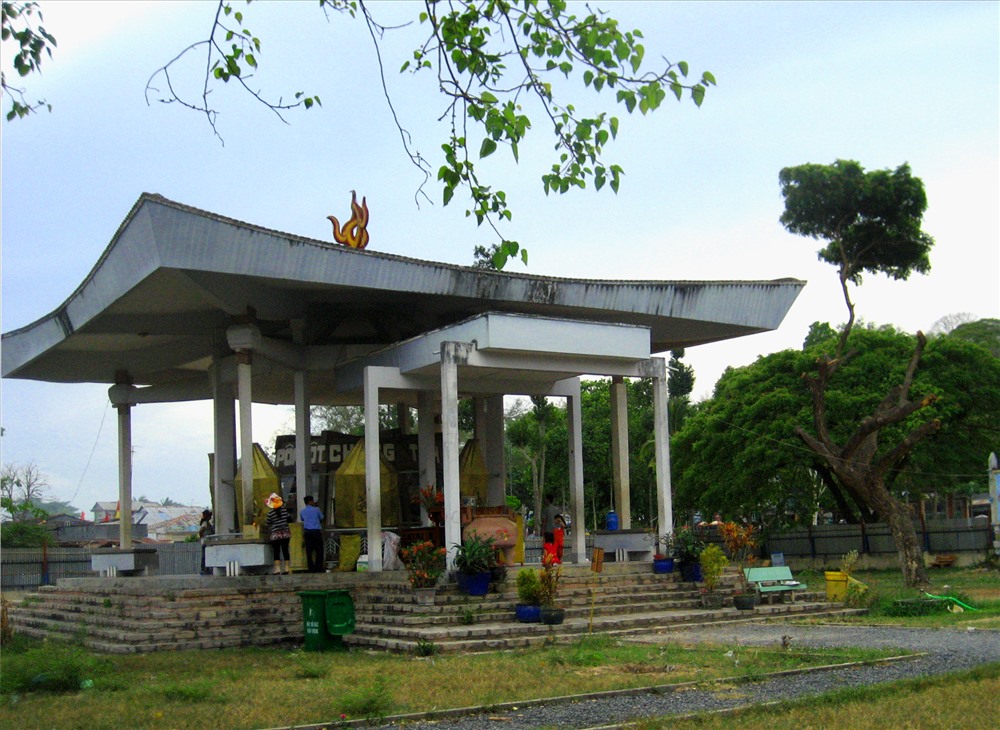 Nhà mồ Ba Chúc xây dựng năm 1979. Ảnh: Lục Tùng