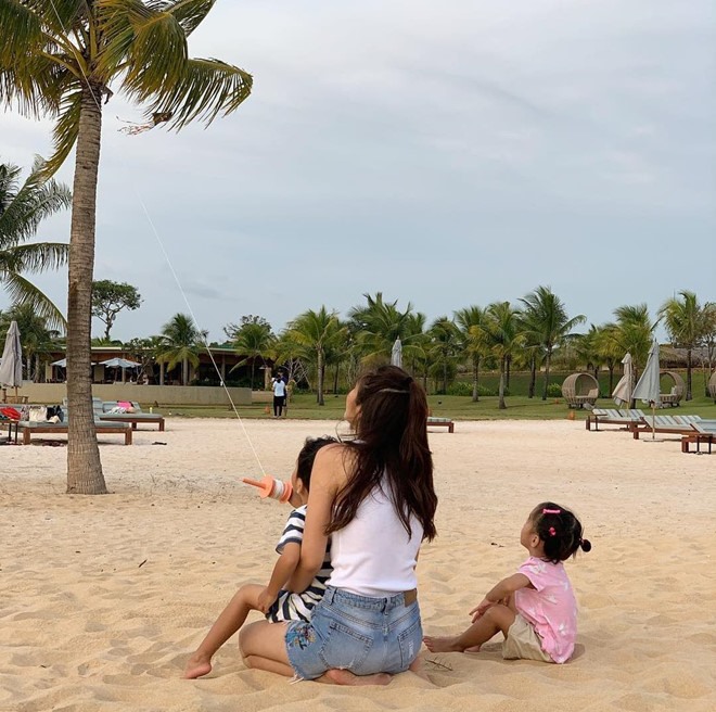 Trên trang cá nhân, Louis Nguyễn đã cập nhật hình ảnh Hà Tăng cùng 2 con hạnh phúc chơi đùa trên bãi Phú Quốc. 