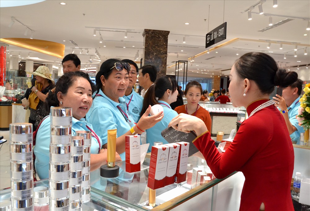 Du khách mua bột ngọc trai tại cơ sở Ngọc Hiền. Ảnh: Lục Tùng 