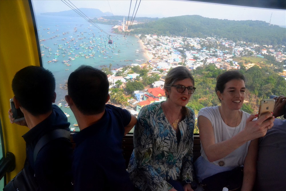 Du khách nước ngoài hân hoan tận hưởng vẻ đẹp của Nam đảo trên cáp treo. Ảnh: Lục Tùng