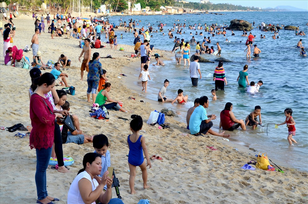 Bãi tắm Dinh Cậu. Ảnh: Lục Tùng