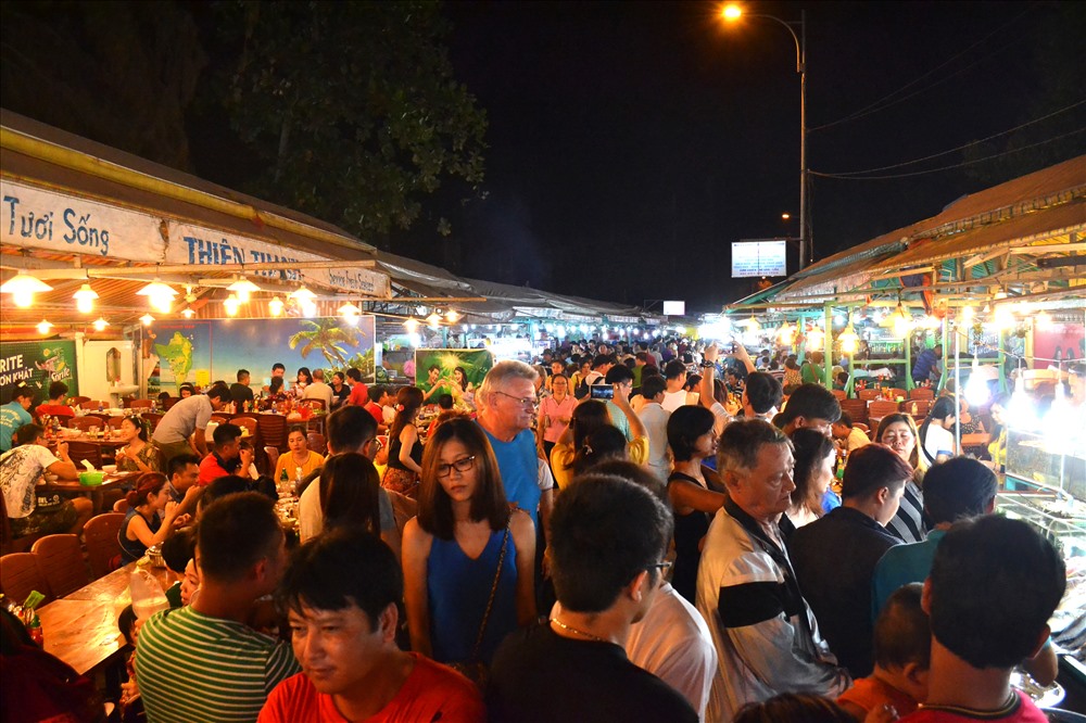 Chợ Đêm Phú Quốc tọa lạc gần Dinh Cậu. Ảnh: Lục Tùng