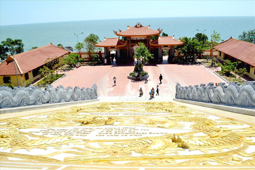Vị thế lưng tựa núi, mặt hướng ra biển đã tạo cho ngôi chù vị thế độc đáo. Ảnh: Lục Tùng