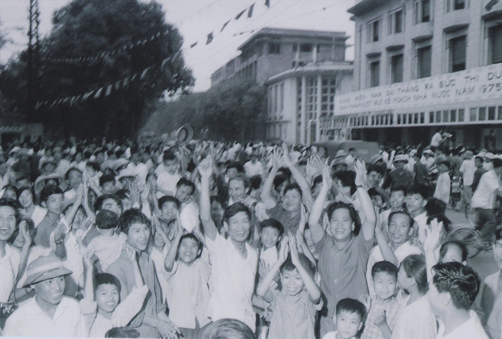 Sau khi nghe tin Sài Gòn giải phóng hàng chục vạn thanh niên Thủ đô đã đổ ra đường reo hò, tuần thành mừng thắng lợi vĩ đại của dân tộc, ngày 30.4.1975.