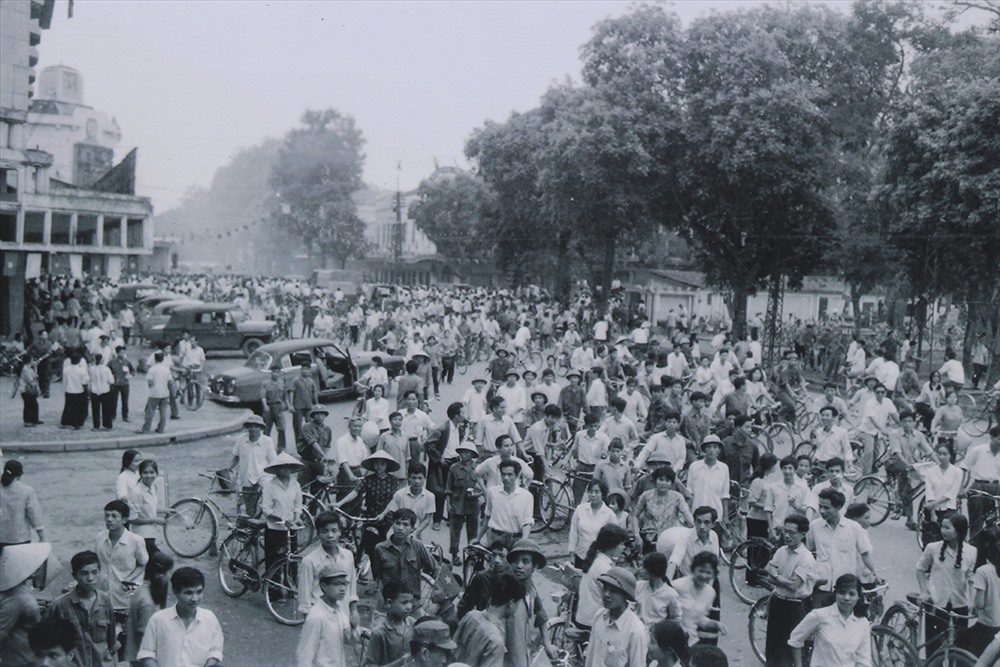 Nhân dân Thủ đô tập trung tại các loa phóng thanh công cộng nghe tin Sài Gòn giải phóng ngày 30.4.1975