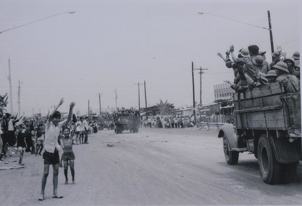 Nhân dân đổ ra xa lộ Sài Gòn – Biên Hòa đón các chiến sỹ giải phóng ngày 30.4.1975.