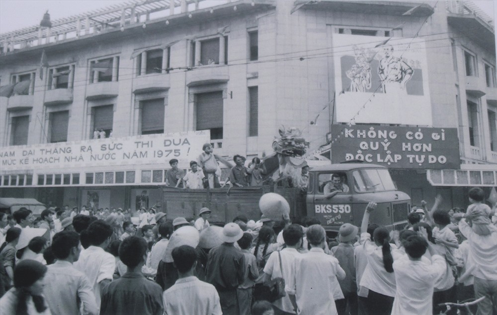 Sau khi nghe tin Sài Gòn giải phóng, hàng chục vạn thanh niên thủ đô Hà Nội đã đổ ra đường reo hò tuần hành mừng thắng lợi vĩ đại của dân tộc, ngày 30.4.1975
