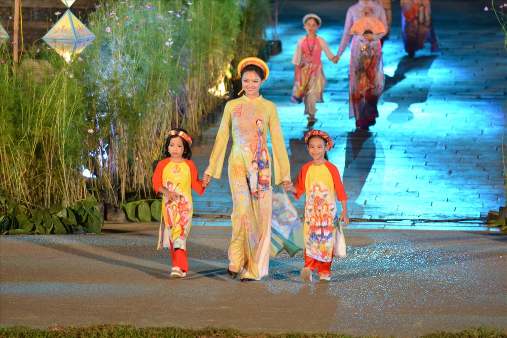 Chất liệu được sử dụng để thiết kế là lụa truyền thống với các thương hiệu lụa thượng phẩm như Hà Bảo Silk, Minh Tuyết Silk, Vietnam Silk House của Bảo Lộc (Lâm Đồng), Thái Nam Silk của Nha Xá Hà Nội.
