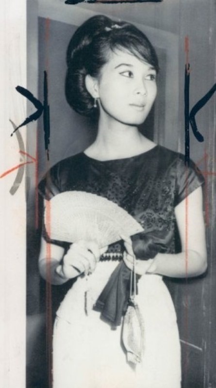 Bức ảnh bà Đặng Tuyết Mai - mẹ của MC Nguyễn Cao Kỳ Duyên trong bộ trang phục quý tộc với váy ôm sát và tóc búi cổ điển. 