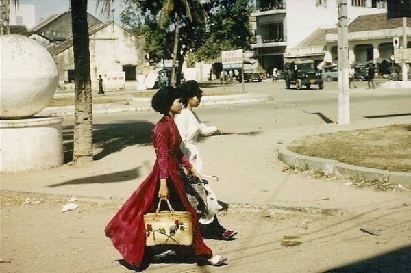 Không hề khó để bắt gặp hình ảnh phụ nữ diện những bộ áo dài trên phố Sài Gòn trước năm 1975. 