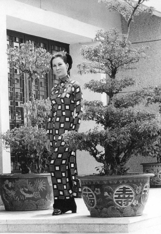 Bà Tuyết Mai trong bộ áo dài hoa văn hot lúc bấy giờ.