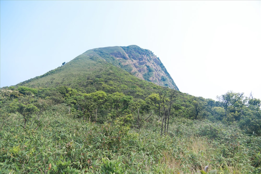 Người dân địa phương gọi núi là Voi Mẹp bởi họ cho rằng đỉnh núi trông giống như phần đầu một con Voi đang nằm.