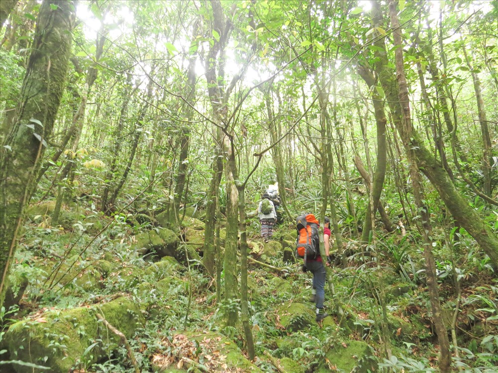 Mang hơn 10kg hành lý vượt qua những dốc đá cao quả thực là một trải nghiệm khó khăn với chúng tôi.