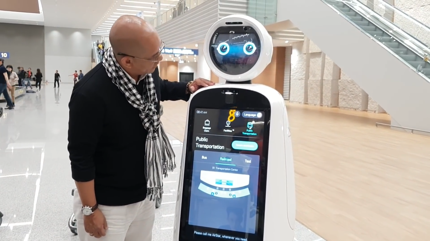 Các Robot Air Star được trang bị và đặt tại sân bay để có thể hướng dẫn cho khách du lịch