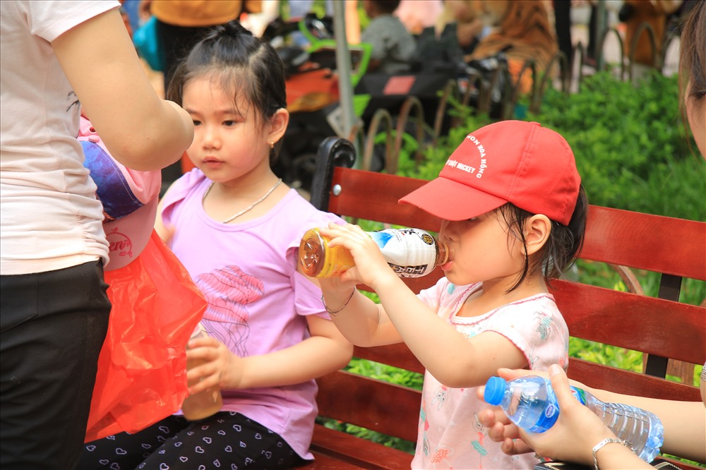 Các bé được bố mẹ chuẩn bị sẵn thức uống để có thêm nặng lượng vui chơi trong tiết trời nắng nóng của Hà Nội.