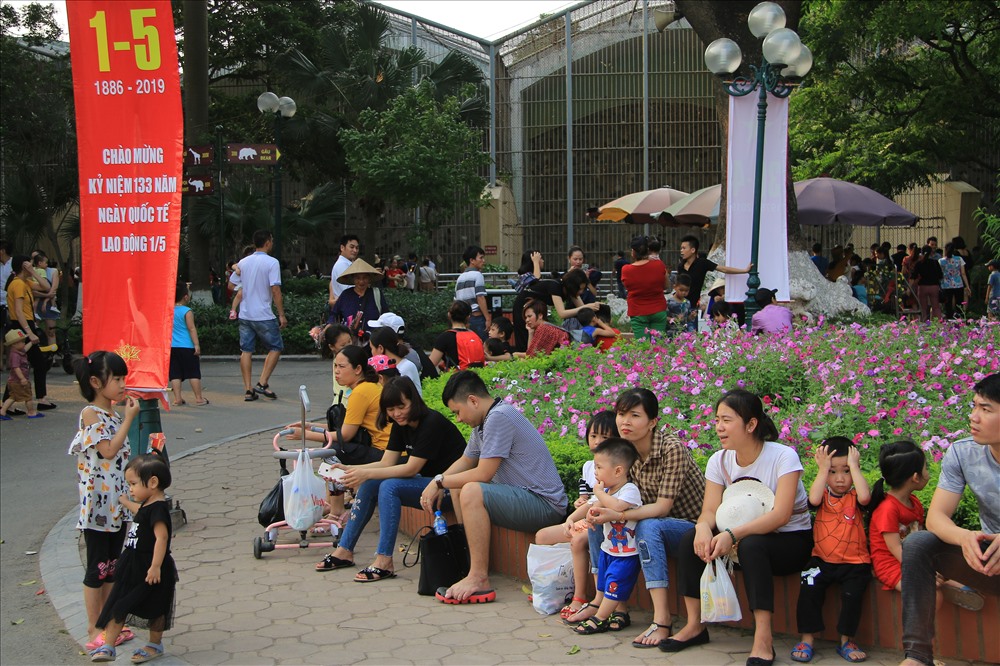 Hiện tại, giá vé vào Vườn bách thú Hà Nội là 10.000 đồng/vé người lớn và 5.000 đồng/vé trẻ em. Vườn bách thú mở cửa từ 8 giờ đến 18 giờ hằng ngày.