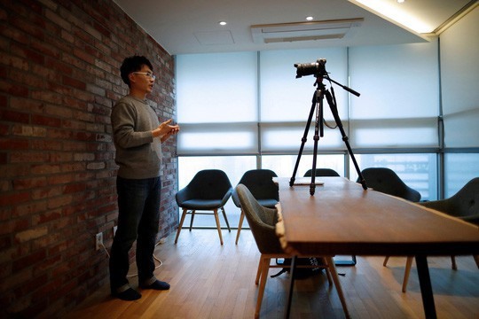 Anh Yoon Chang-hyun bỏ việc ở Samsung để lập một kênh riêng trên YouTube. Ảnh: Reuters