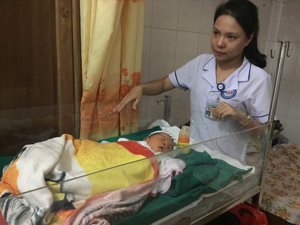Hiện bé trai đang được chăm sóc tại bệnh viện huyện Cẩm Xuyên