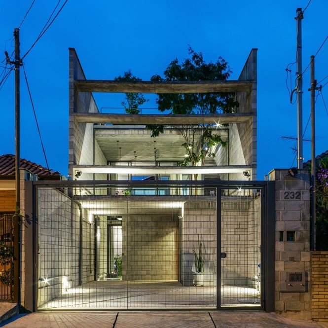 Ngôi nhà nằm trong khu đất ở Sao paolo, Brazil có kích thước 5 ×30m. Thách thức của dự án này là tận dụng tối đa diện tích cho phép để tạo nên 1 không gian mở cho ngôi nhà.