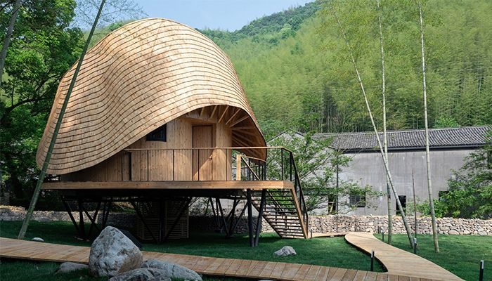 Treewow Retreat tại Chiết Giang, Trung Quốc có một chiếc mái hiên độc đáo sử dụng 57 giàn gỗ với những độ dài khác nhau, cho một mái hiên có chiều cao thay đổi liên tục. Bề mặt của mái nhà được ốp bằng gỗ, với cấu trúc sàn cao, được cột trụ bởi các thanh gỗ lớn khiến cho khu nghỉ dưỡng trở nên thởi mái, gần gũi hơn.