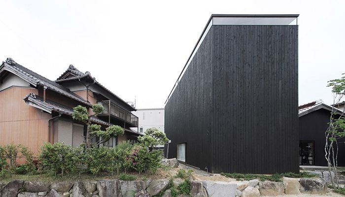 Căn nhà đặc biệt này là do kiến trúc sư Katsutoshi Sasaki tự thiết kế cho chính gia đình mình. Nhìn bên ngoài đây là một căn nhà bí ẩn, không có của sổ nhưng bên trong lại hoàn toàn là một không gian mở. Nội thất chủ yếu là gỗ được thiết kế đơn giản.