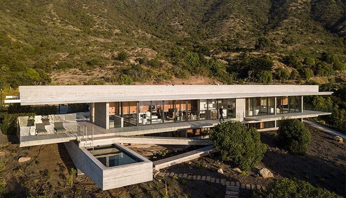 H House, Chile được bao quanh bởi một lớp kính trong suốt, có thể ngắm toàn cảnh rộng lớn bên ngoài một cách chân thực như đancg ở giữa thiên nhiên. Trên sân thượng còn có bể bơi rộng lớn.