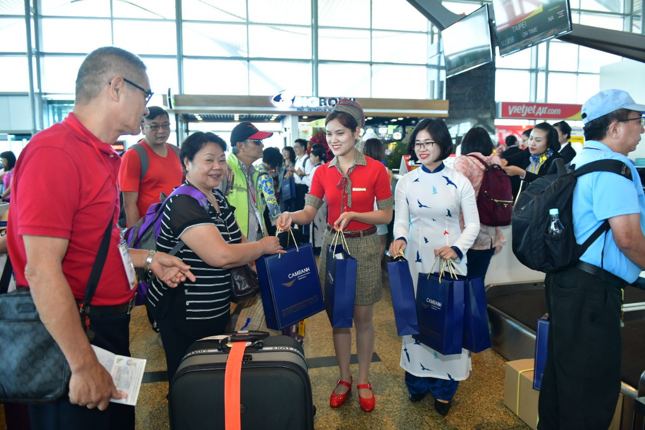 Vietjet chào đón những hành khách đầu tiên trên chuyến bay khai trương.