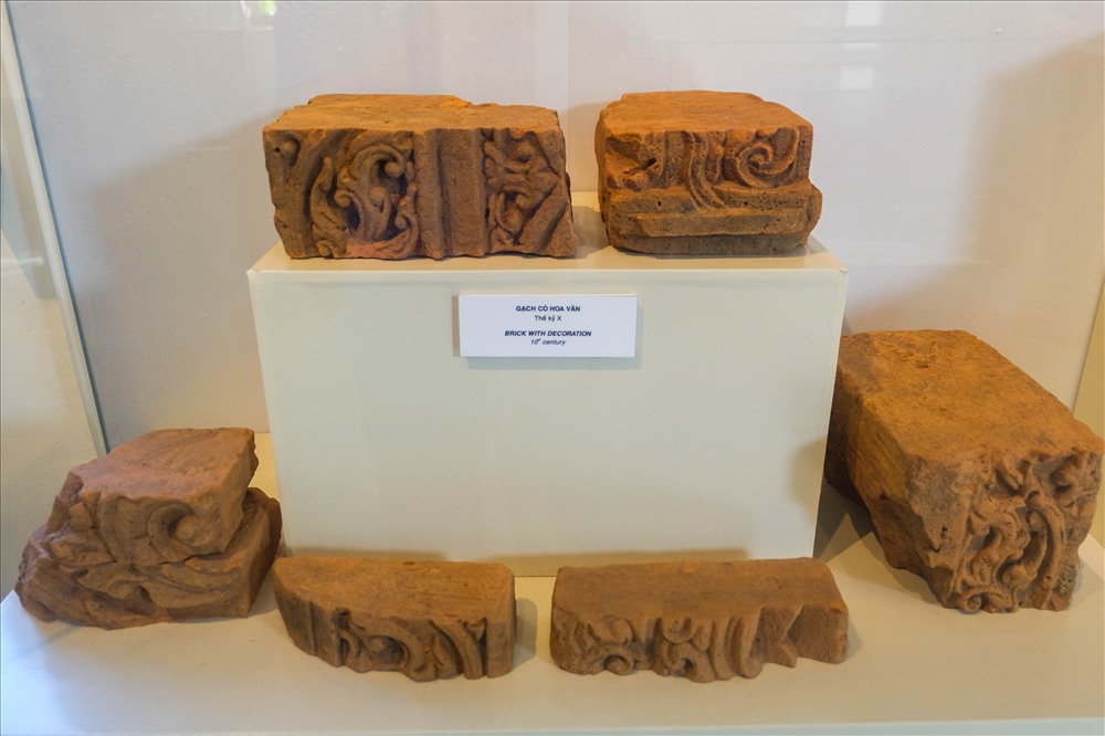 Đây là các hiện vật được Bảo tàng điêu khắc Chăm Đà Nẵng phối hợp với Trường ĐH KHXHNV Hà Nội thực hiện 3 đợt khai quật trong giai đoạn 2011 - 2018 tại di tích tháp Chăm Phong Lệ thu được.