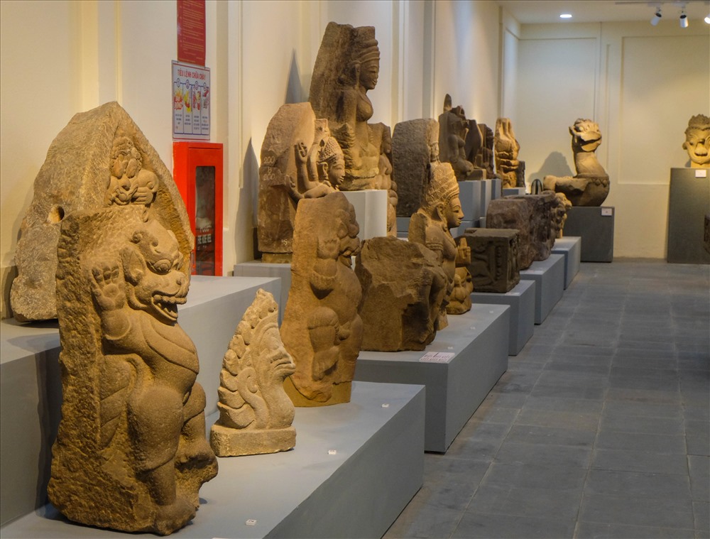 Kho mở giới thiệu 47 hiện vật bằng sa thạch với nhiều loại hình khác nhau như đài thờ, tượng tròn, phù điêu, trang trí kiến trúc… nổi bật là các hiện vật bằng đá trang trí kiến trúc, các trụ cửa, tượng chim thần, thủy quái Makara, thần Kala…